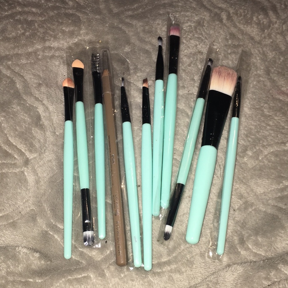 Makeup brushes